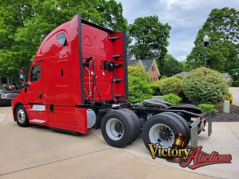 2022 Freightliner Cascadia 126 Semi Truck photo 2