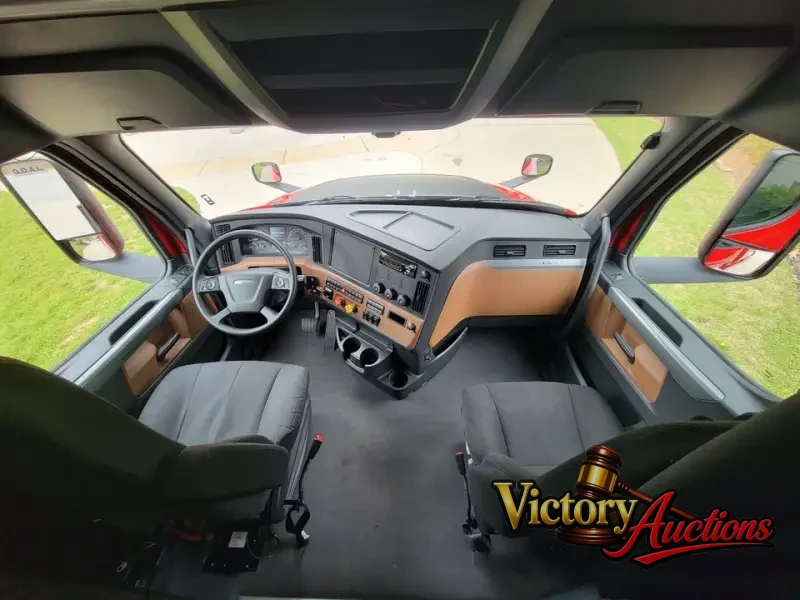 2022 Freightliner Cascadia 126 Semi Truck photo 10
