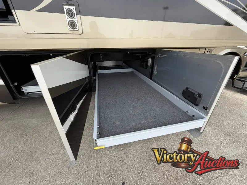 2011 Tiffin Phaeton 40QTH photo 22
