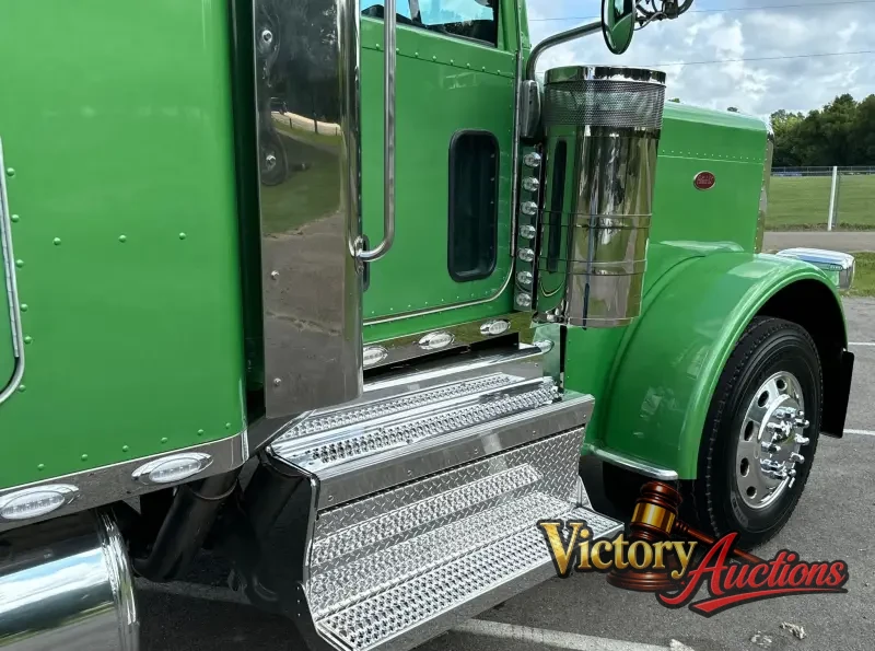 2021 Peterbilt 389 photo 16
