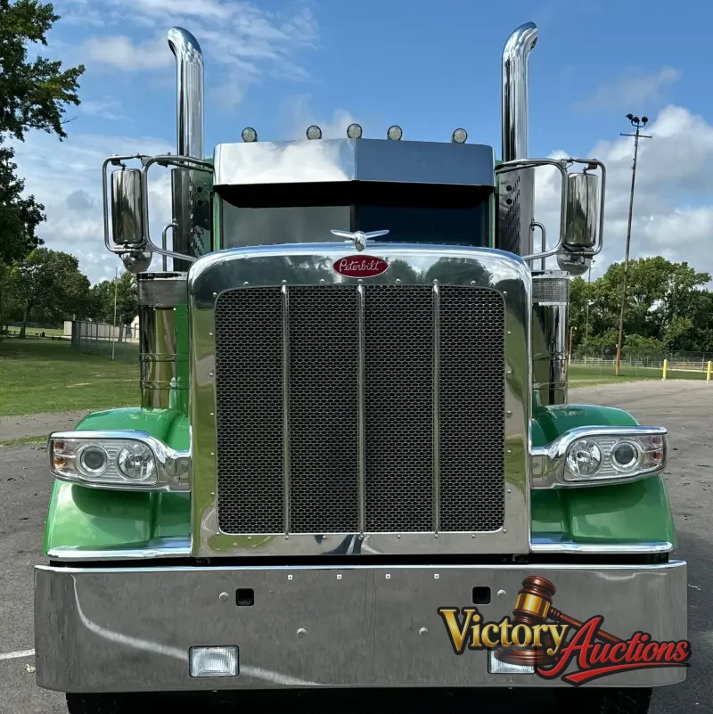 2021 Peterbilt 389 photo 2