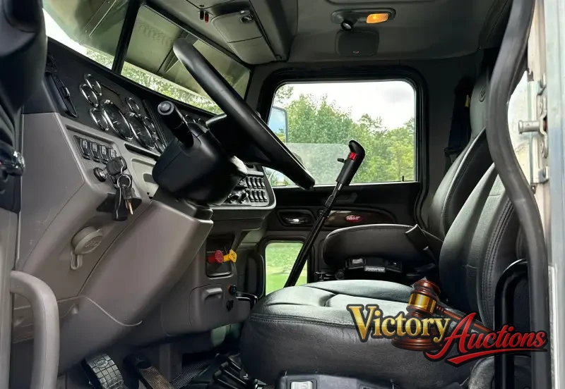 2021 Peterbilt 389 photo 32