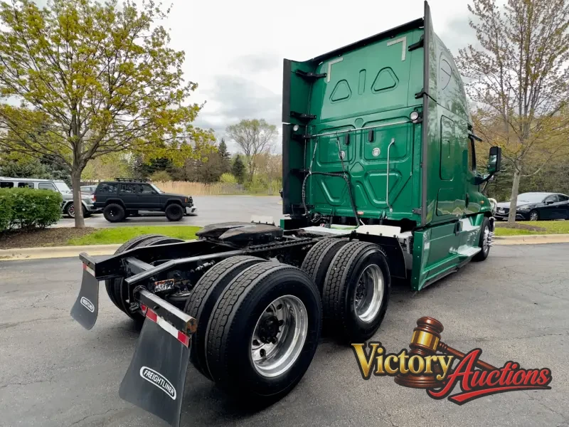 2018 Freightliner Cascadia 125 Evolution Sleeper photo 4