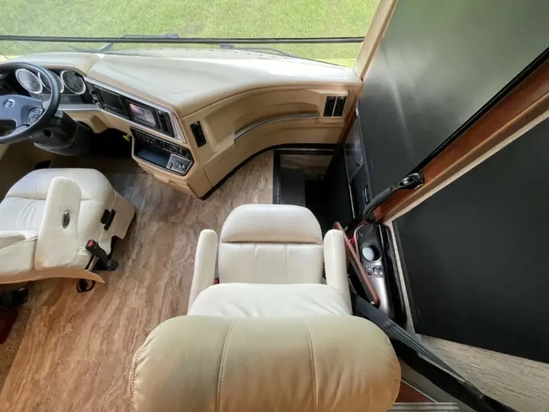 2016 Newmar Ventana LE 3709 photo 8