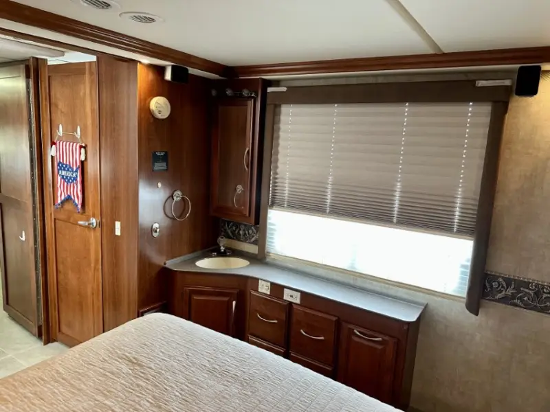 2006 Fleetwood Discovery 39S photo 3