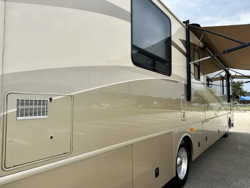 2006 Fleetwood Discovery 39S photo 26