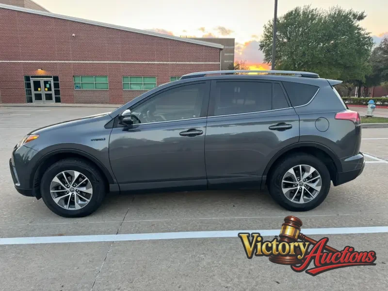 2018 Toyota RAV4 Hybrid XLE photo 30