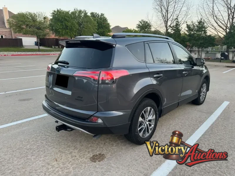 2018 Toyota RAV4 Hybrid XLE photo 3