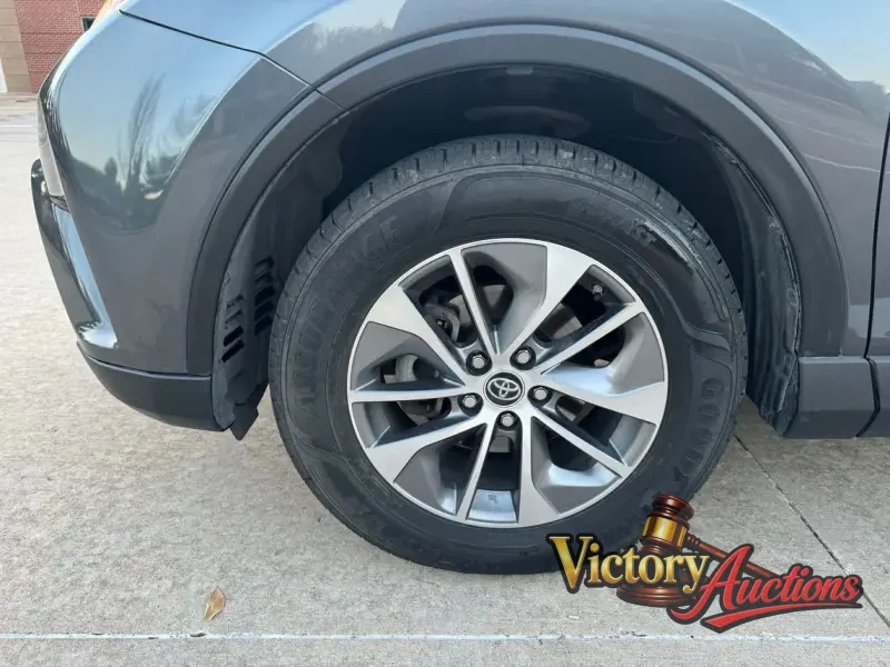 2018 Toyota RAV4 Hybrid XLE photo 16