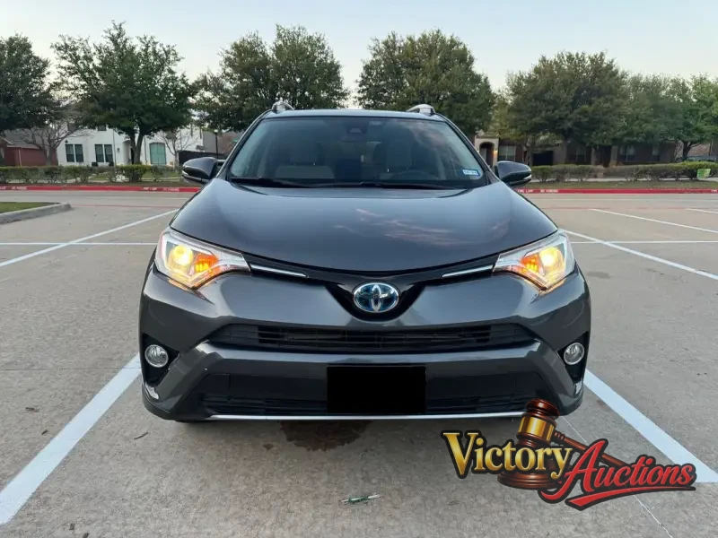 2018 Toyota RAV4 Hybrid XLE photo 2